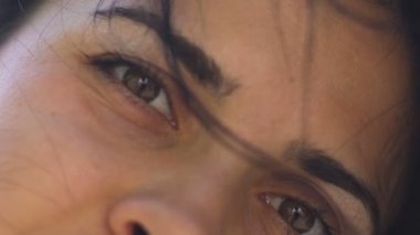 Kadının gözleri aşırı closeup açık havada rüzgar, ağır çekim, erkek güzel yüzün