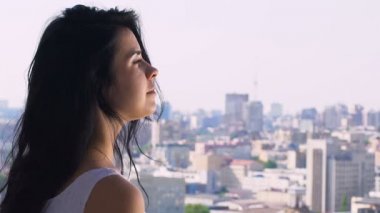 Huzur ve sakinlik arka planda, zihin barış kentsel scape şehirde kadın hisseder