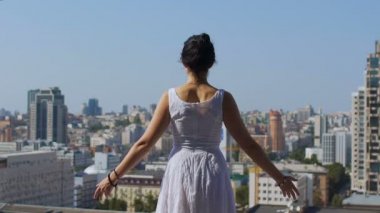 Kadın kucaklayan şehir, güç kavramı fatih, nefes kentsel hava el yükseltir