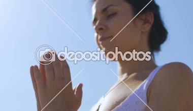 Eller minnettar güzel kadın meditasyon Tanrı'ya dua okuma namaste poz