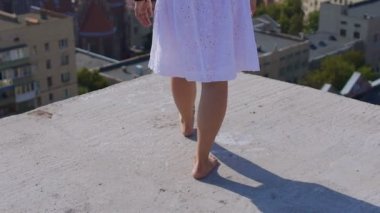 Pervasız kadın adımları bina, yükseklik intihar gözüpek korkusu kenarına doğru