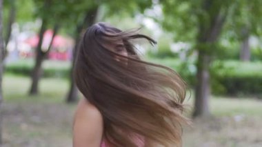 Genç güzel Bayan flips saç gülümseyen güzel kadın eğlenceli döner açık