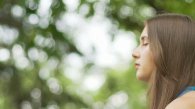 Park closeup, reklam metni için kapalı gözler yer ile kadın yüzü kadın meditasyon