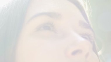Tanrı inancı, sadık kadın güneş ışınları haze mucize şahit olarak bakmak