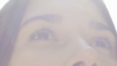 Geniş, ilahi ışık Tanrı'ya sadık inanıyor açıldı gözleri hayret kadın görünüyor