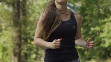 Çalışan yavaş hareket, açık park koşu, spor zevk erkek kadın gövde