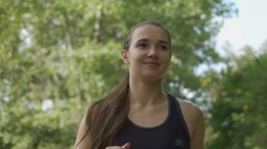 Güzel bayanı park, temiz hava oturum, koşu spor yaşam tarzı Bayan çalışır.