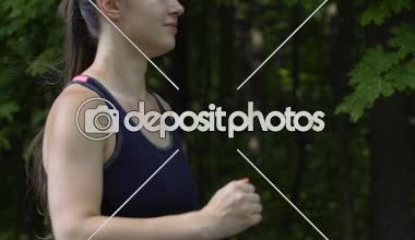 Orman, temiz havada yürüyüş açık kadın runner çalışan kadın yan görünüm