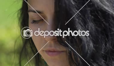 Güzel kadın gözleri görünüyor kamera açar, kendine güvenen erkek esmer mix yarıştı