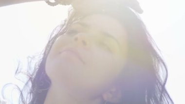 Çekici kadın tarak saç elinde güneş sis, güzel kadın ilahi ışınları ile