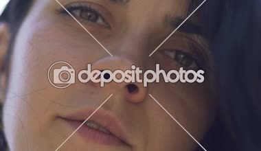 Üzgün kadın yüz yakın çekim, koştu mix kadın siyah saçlı yanıp söner, ağır çekim portre