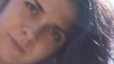 Çekici kadın portre, kadın koyu renk gözleri doğrudan kameraya, ağır çekim bak.