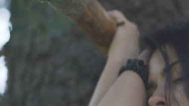 Ağaç açık havada, yakındaki kapalı gözler bu güzel hanımla yaşayan bitki enerjisini hissediyor