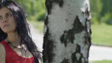 Kırık ilişkiler, yalnız görünüyor uzakta yavaş ağacın altında Park sonra üzgün kadın