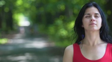 İnanç ayakta açık havada kapalı gözlerle dolu güzel kadın, reklam metni yerleştirmek