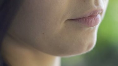 Yumuşak sevimli kadın dudaklar, nazik kadın alt yüz aşırı yakın çekim, tatlı teen cilt