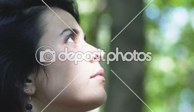 Orman dinler kadın yürüyüşler kuşlar, doğa ile birlik sesleri baktı