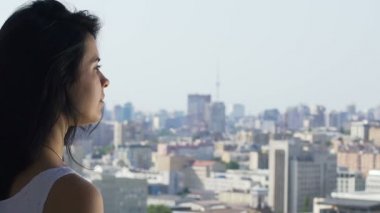 Kadın görünüyor city scape, kentsel yaşam, genç erkek binalar izliyor