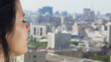 Şehir, yaz cityscape kapalı gözler güzel yüzü ile kadın ruhu kadın hisseder