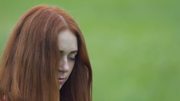 Femme Aux Cheveux Rouges Soulève Tête Vers Haut Sent Unité — Video