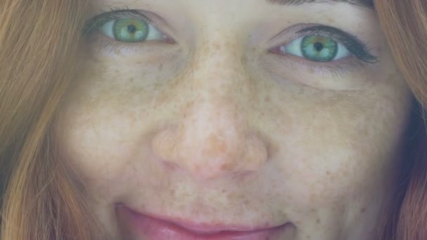 Güzel Çilli Kadın Yüzü Kırmızı Saçlı Kadın Yeşil Gözler Gülümsemek — Stok video