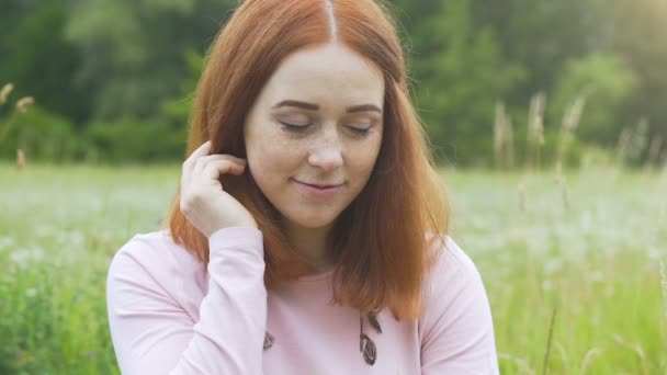 Nieśmiała Piękna Kobieta Patrzy Się Zewnątrz Lecie Pola Czerwone Włosy — Wideo stockowe