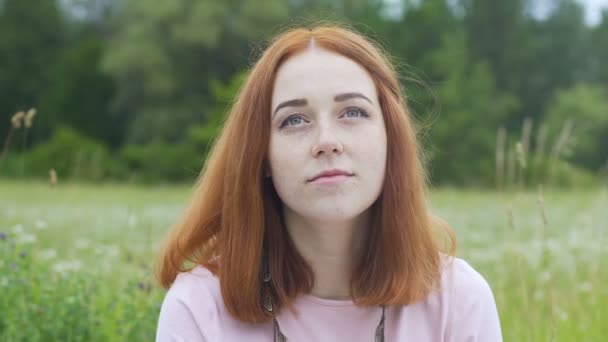 Drömmer Kvinnan Ler Fältet Kvinnliga Underverk Ser Upp Vacker Dam — Stockvideo