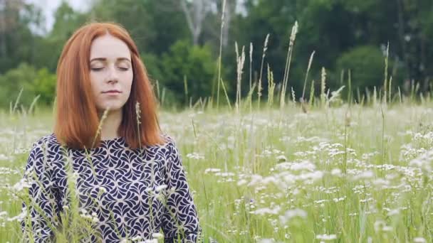 Mulher Meditando Natureza Jovem Senta Olhos Meditação Fechada Serenidade — Vídeo de Stock