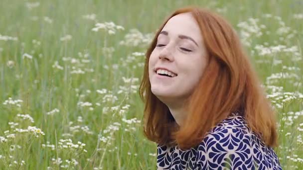 Смеющаяся Рыжеволосая Женщина Поворачивает Голову Счастливо Красивая Женщина Замедленной Съемки — стоковое видео