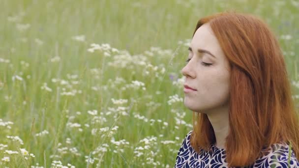 Meditação Profunda Livre Mulher Com Cabelo Vermelho Senta Relaxado Pose — Vídeo de Stock