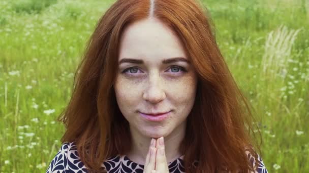 Orando Mujer Pelirroja Aire Libre Mujer Con Cara Pecosa Lee — Vídeos de Stock