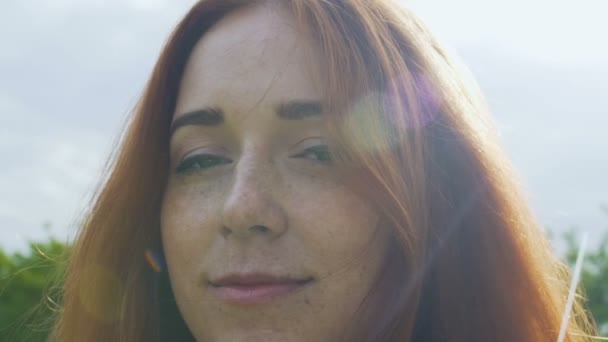 Mooie Vrouw Met Sproeten Rode Haren Regen Buiten Zachte Glimlach — Stockvideo