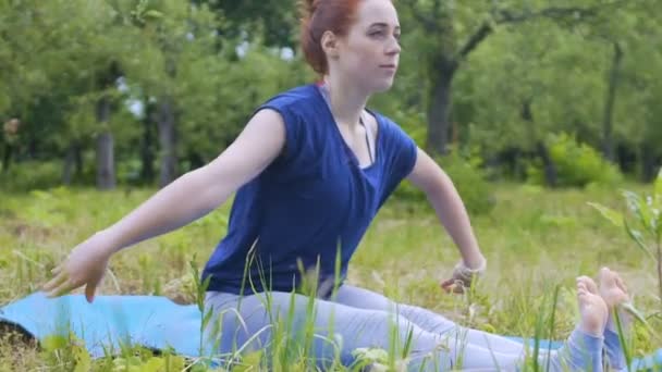 练习户外伸展腿筋的妇女瑜伽士 美丽的瑜伽老师 — 图库视频影像
