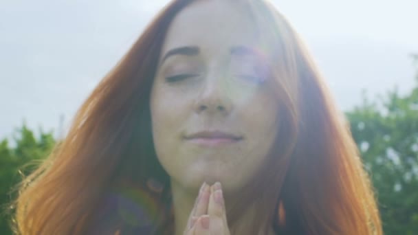 Bidden Regen Rode Donkerharige Vrouw Met Sproeten Voelt God Bestaan — Stockvideo