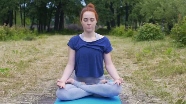 Meditierende Frau Lotus Pose Freien Frau Öffnet Augen Nach Tiefer — Stockvideo