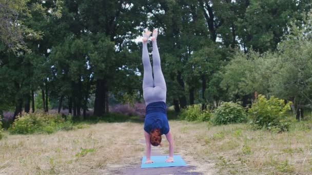 Kvinnan Gör Hand Stå Utomhus Parken Starka Händer Bra Balans — Stockvideo