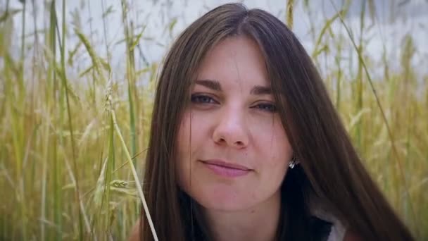 Morena Campo Cultura Diverte Flertando Com Câmera Sorriso Olha Alegremente — Vídeo de Stock