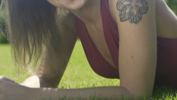 Vacker Kvinna Ler Liggande Gräset Parken Har Slowmotion Känslor — Stockvideo