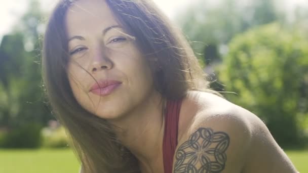 Bella Donna Con Tatuaggio Guarda Macchina Fotografica Gioiosamente Sorridente Gioia — Video Stock