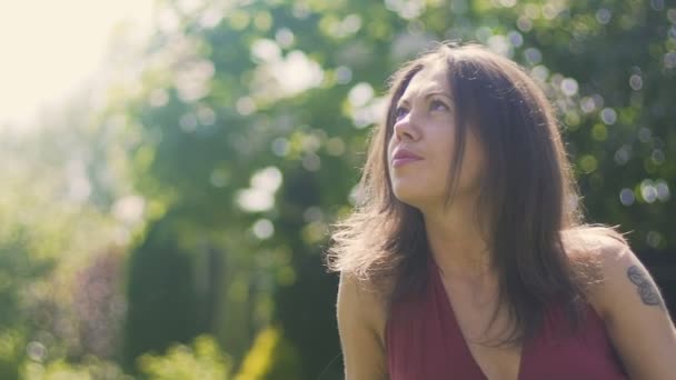 Apasionada Soñadora Mujer Naturaleza Mira Hacia Arriba Preguntando Pan Cielo — Vídeo de stock