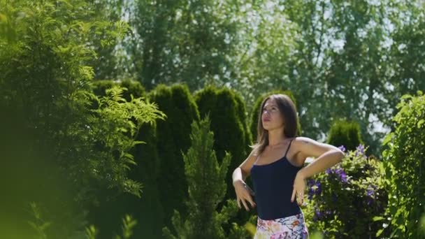 Τηγάνι Από Όμορφη Γυναίκα Χορεύτρια Μέχρι Ουρανό Υπαίθριο Κήπο Καλοκαίρι — Αρχείο Βίντεο