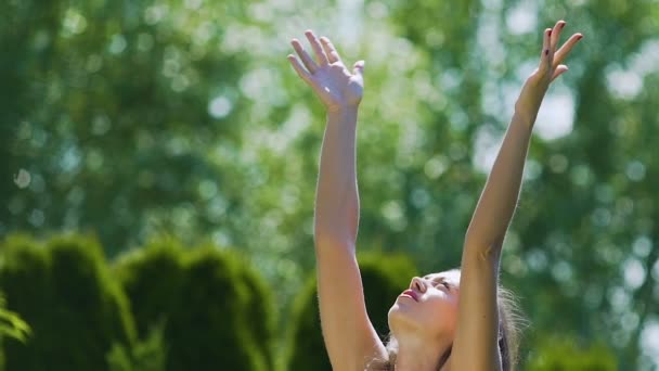 Женщина Просит Бога Помощи Поднимая Руки Небу Божественное Вмешательство Молитву — стоковое видео