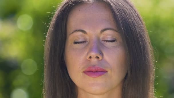 Abrir Los Ojos Hermosa Mujer Cámara Lenta Despertar Una Meditación — Vídeo de stock