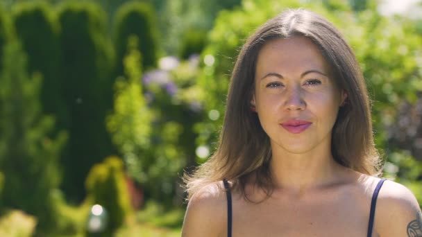 Mujer Sonriente 30S Aire Libre Piel Suave Luz Brillante Lugar — Vídeos de Stock