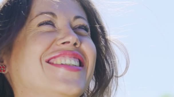 Close Van Lachende Vrouw 30S Met Rimpels Mooie Glimlach Lage — Stockvideo