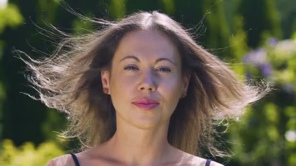 Άνεμος Φυσάει Μαλλιά Της Γυναίκας Ευτυχία Καλοκαίρι Υπαίθρια Αργή Γυναικεία — Αρχείο Βίντεο