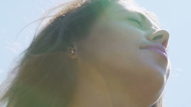 低角度拍摄美丽的女人享受太阳风和感官自然宁静的统一 — 图库视频影像