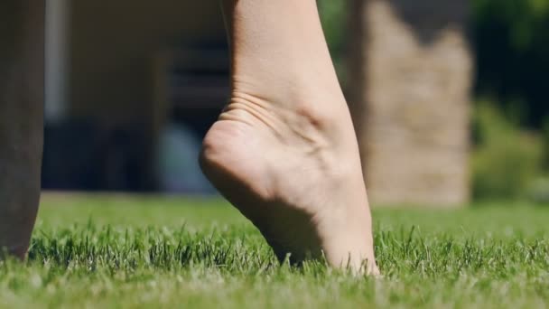 Pés Femininos Cuidadosamente Andar Sobre Dedos Dos Pés Sobre Grama — Vídeo de Stock