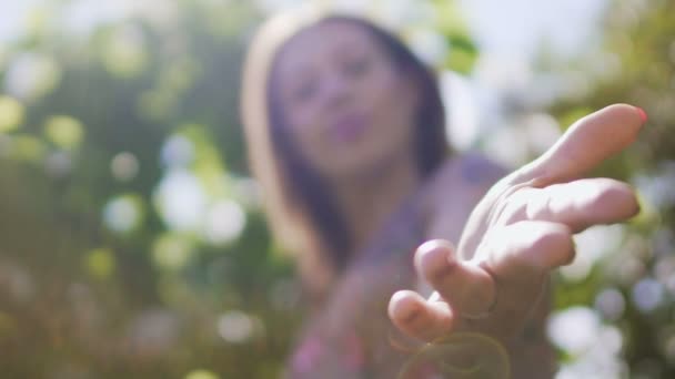 Mano Que Ayuda Mujer Que Alcanza Para Ofrecer Ayuda Ayuda — Vídeos de Stock