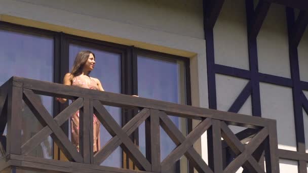 Donna Cammina Balcone Gode Vita Curva Felicità Sorridente Vita Estiva — Video Stock